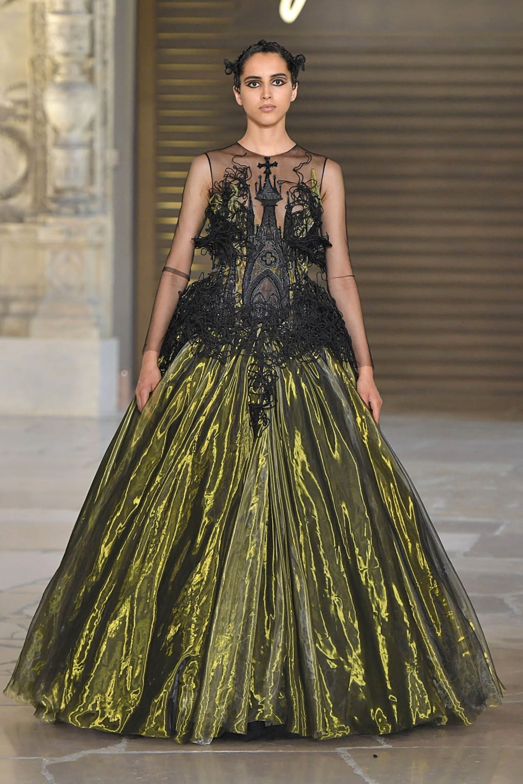 Fashion Week Paris Fall/Winter 2018 look 25 from the Guo Pei collection couture