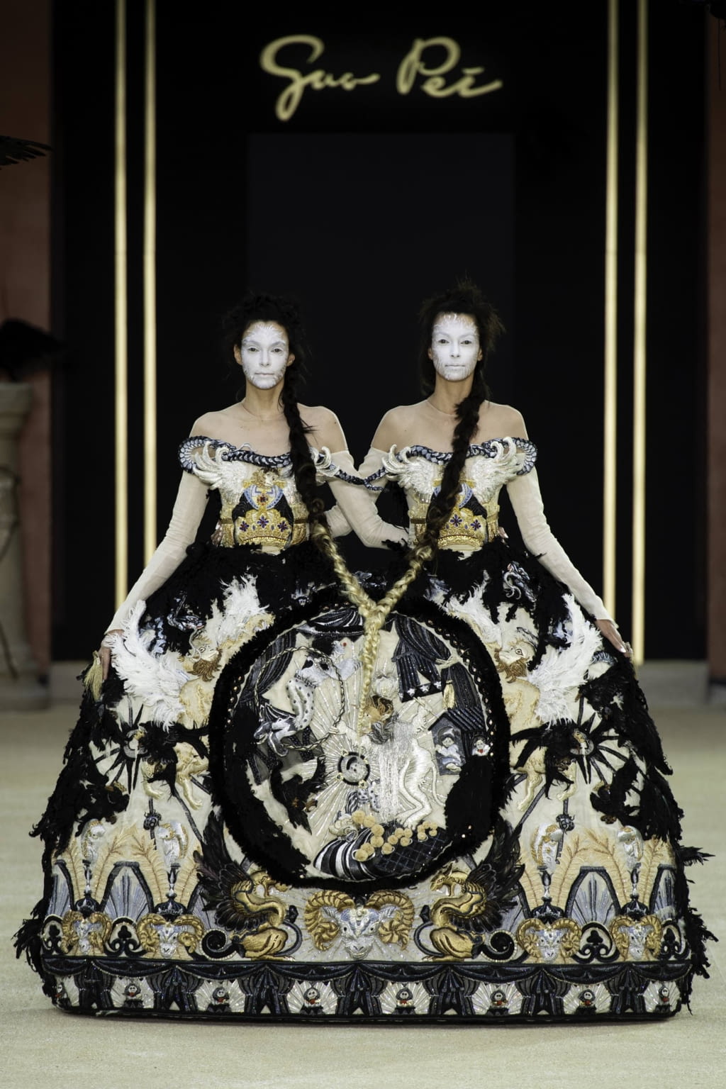Fashion Week Paris Fall/Winter 2019 look 1 from the Guo Pei collection 高级定制