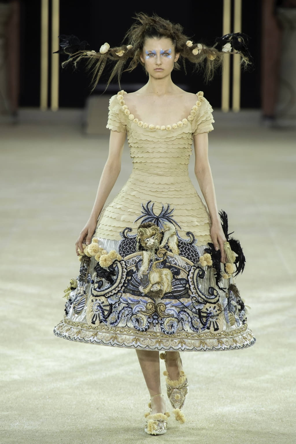 Fashion Week Paris Fall/Winter 2019 look 2 from the Guo Pei collection couture