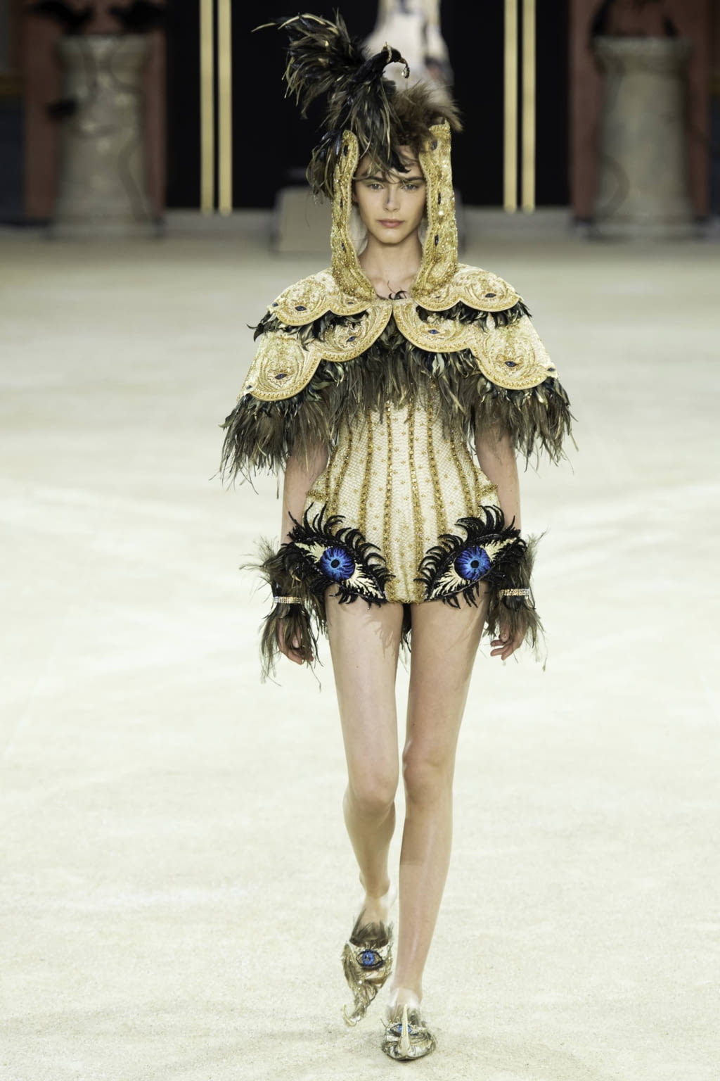 Fashion Week Paris Fall/Winter 2019 look 3 from the Guo Pei collection 高级定制