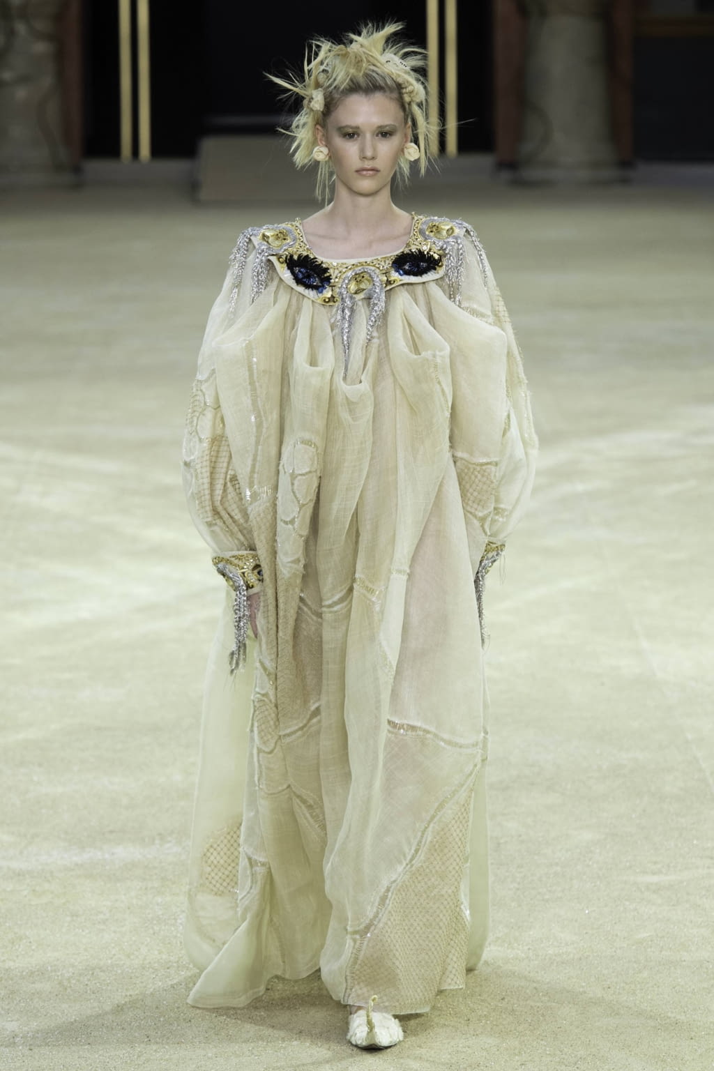 Fashion Week Paris Fall/Winter 2019 look 6 from the Guo Pei collection couture