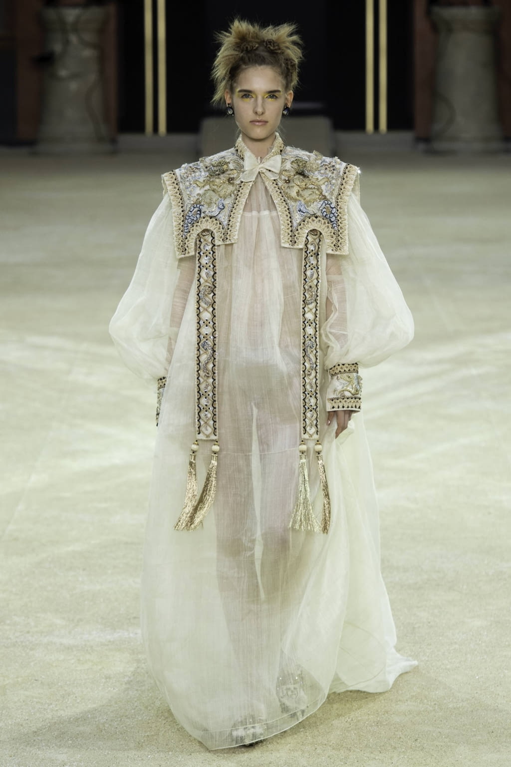 Fashion Week Paris Fall/Winter 2019 look 7 from the Guo Pei collection 高级定制