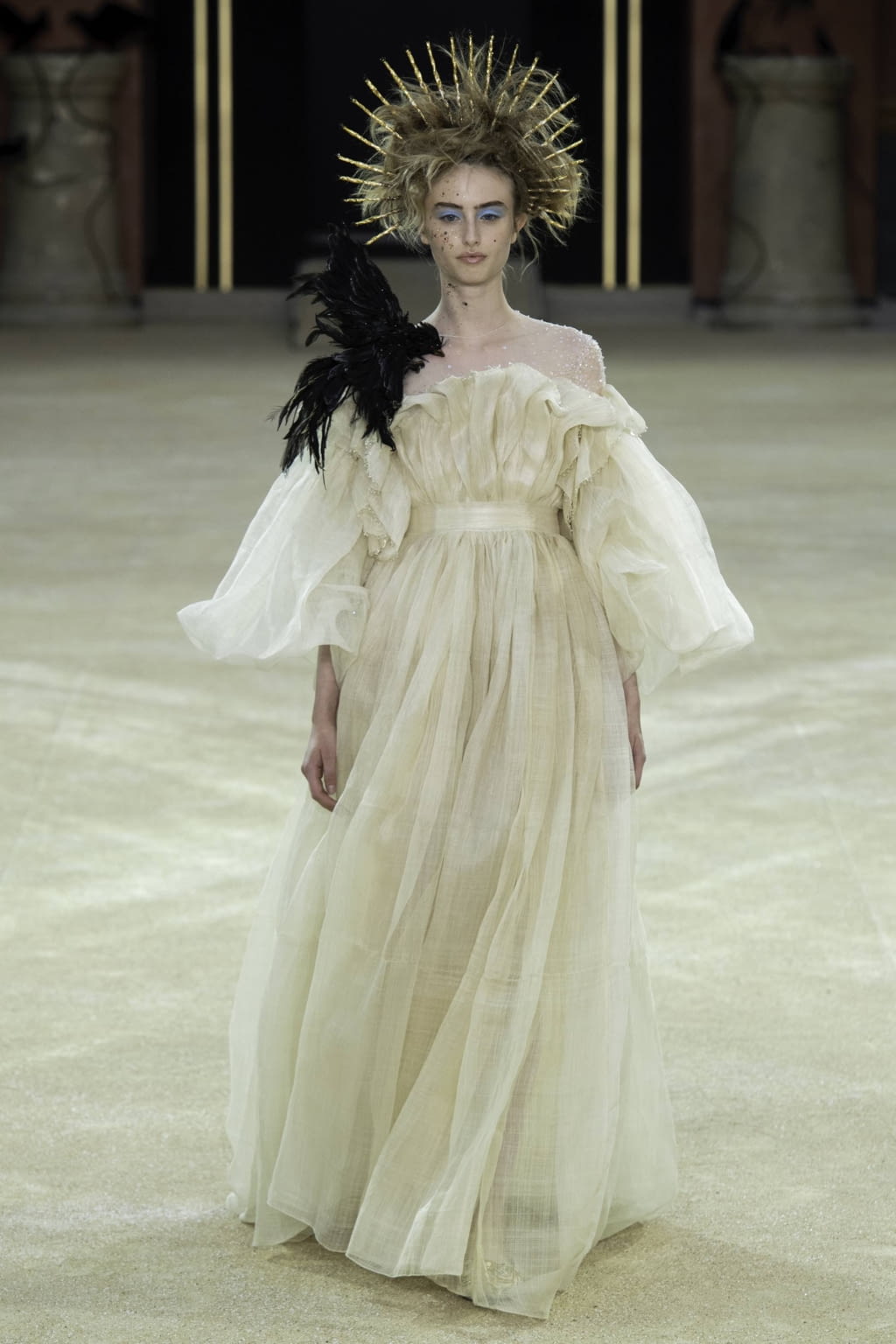 Fashion Week Paris Fall/Winter 2019 look 10 from the Guo Pei collection couture