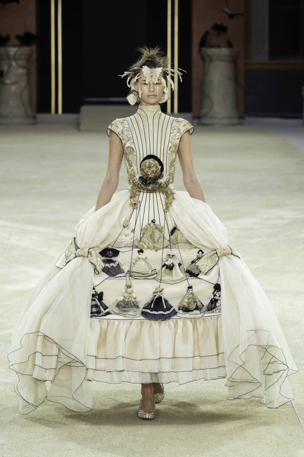 Fashion Week Paris Fall/Winter 2019 look 11 from the Guo Pei collection couture