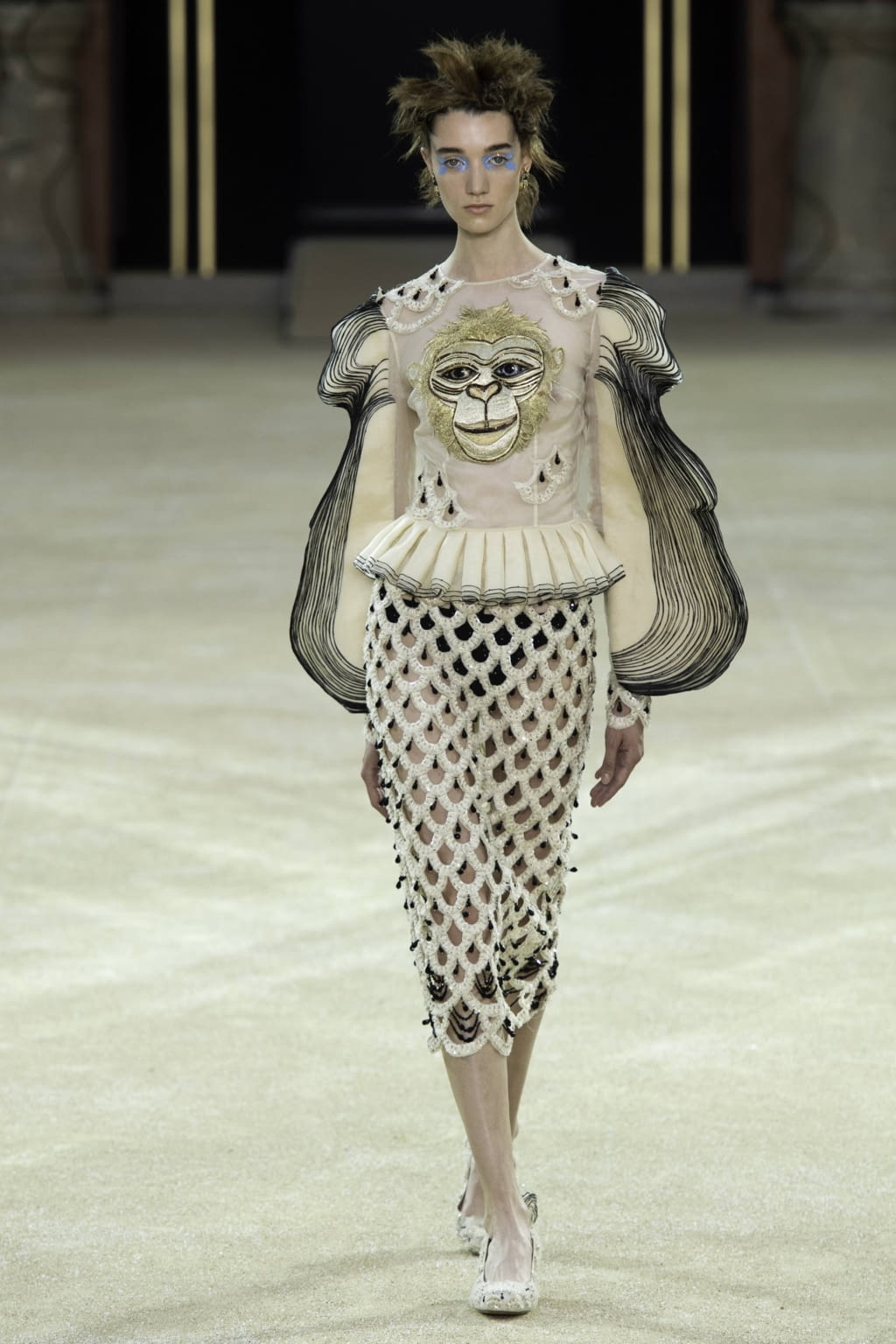 Fashion Week Paris Fall/Winter 2019 look 14 from the Guo Pei collection couture