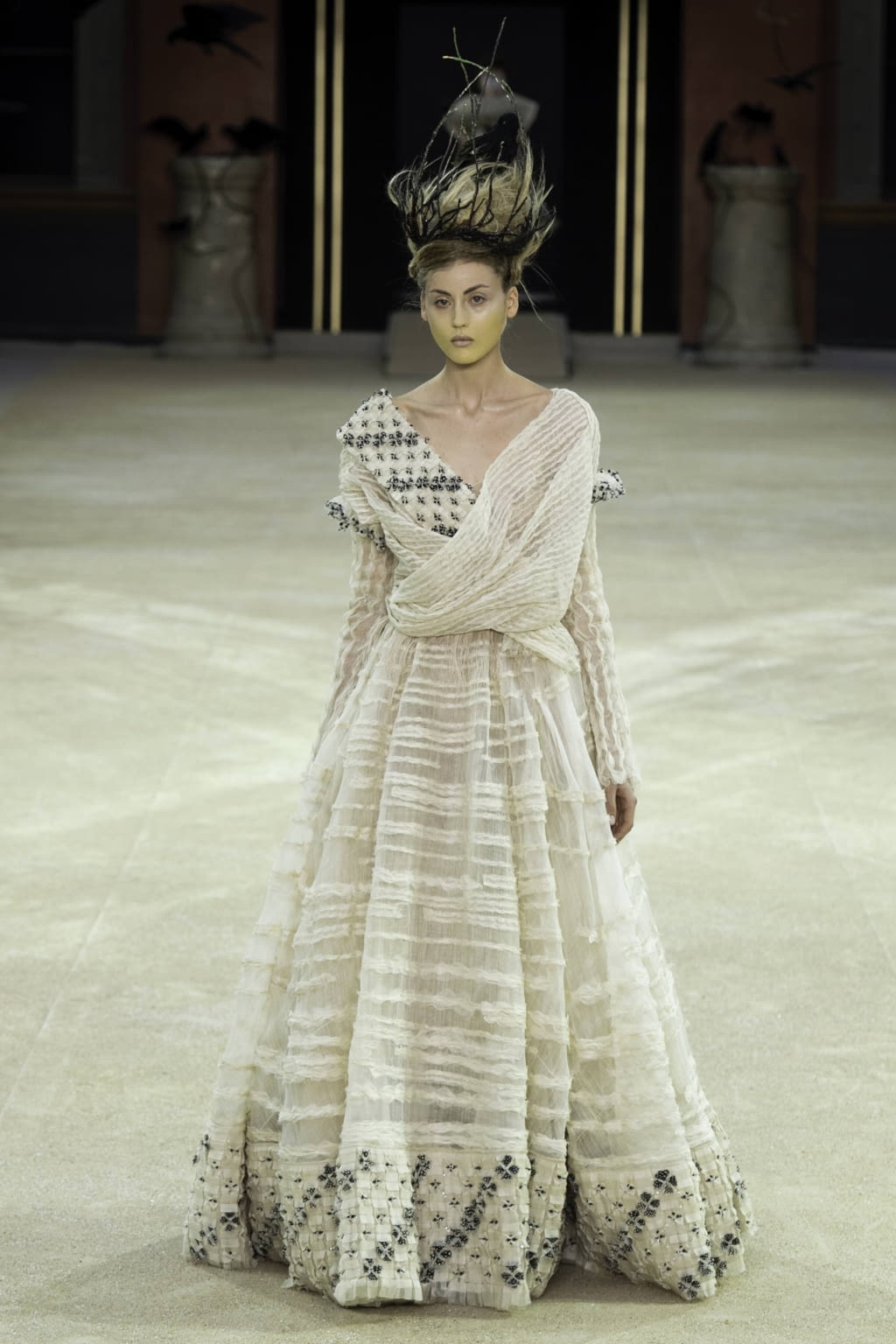 Fashion Week Paris Fall/Winter 2019 look 15 from the Guo Pei collection couture