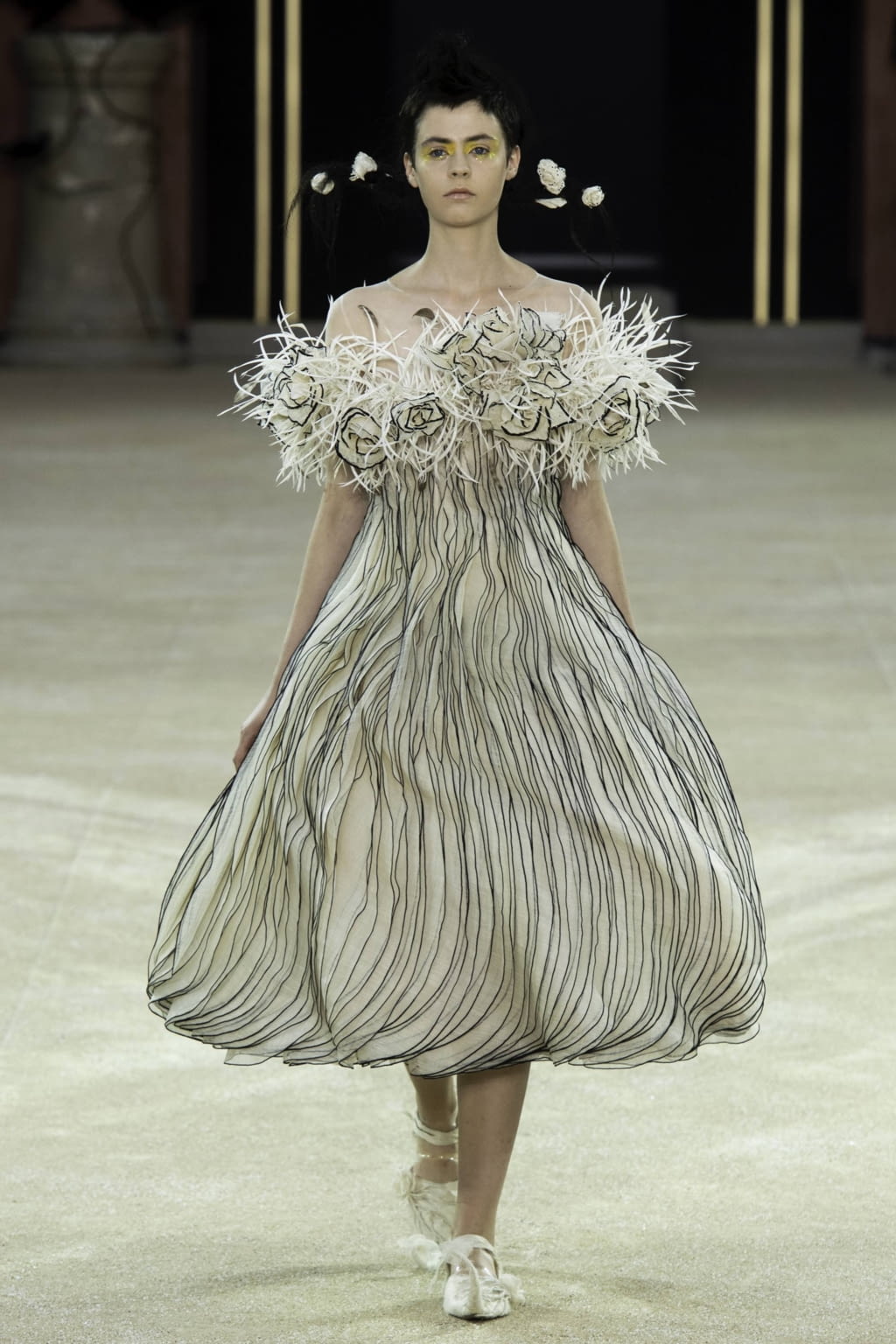 Fashion Week Paris Fall/Winter 2019 look 17 from the Guo Pei collection 高级定制
