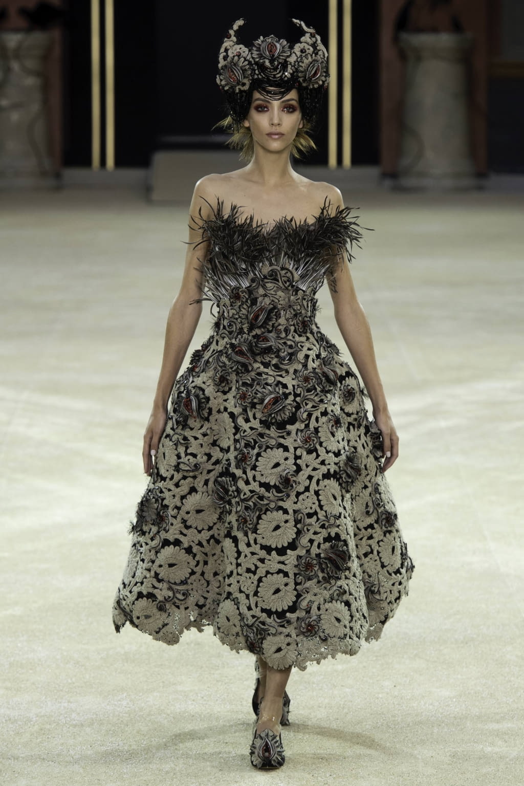 Fashion Week Paris Fall/Winter 2019 look 18 from the Guo Pei collection couture