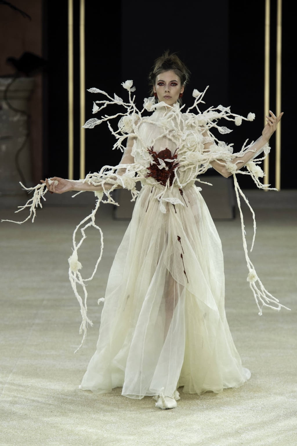 Fashion Week Paris Fall/Winter 2019 look 22 from the Guo Pei collection couture