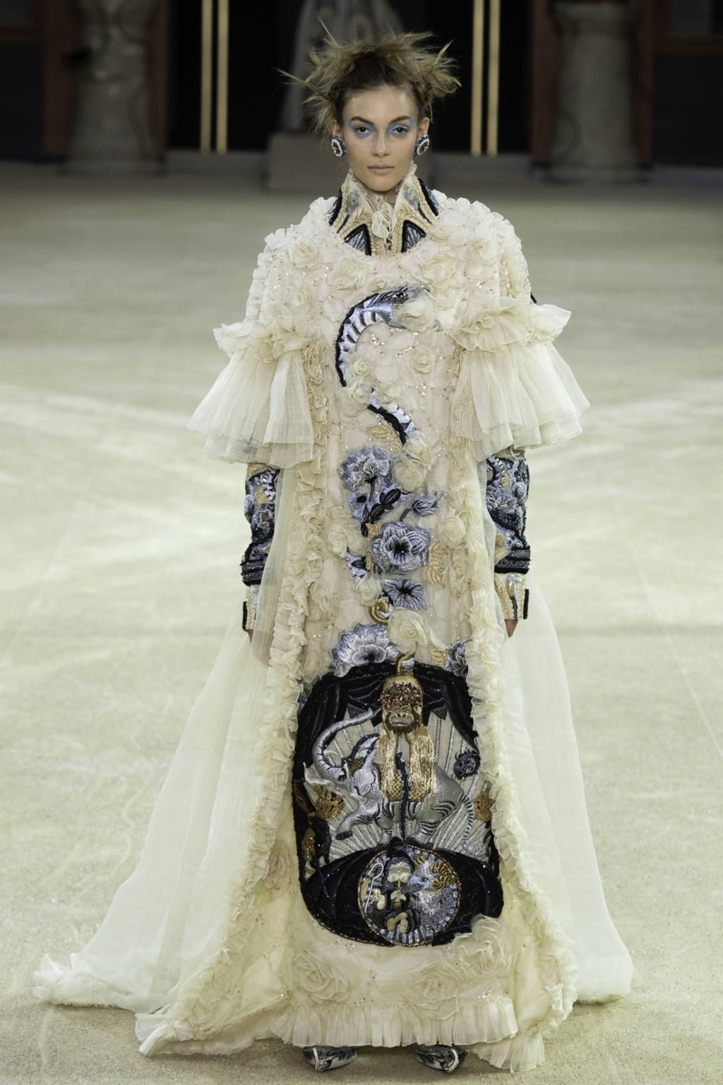 Fashion Week Paris Fall/Winter 2019 look 24 from the Guo Pei collection 高级定制