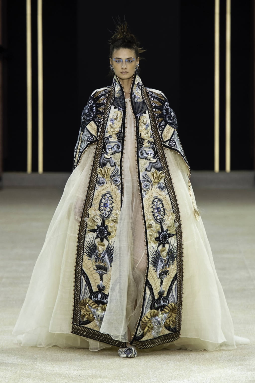 Fashion Week Paris Fall/Winter 2019 look 25 from the Guo Pei collection couture