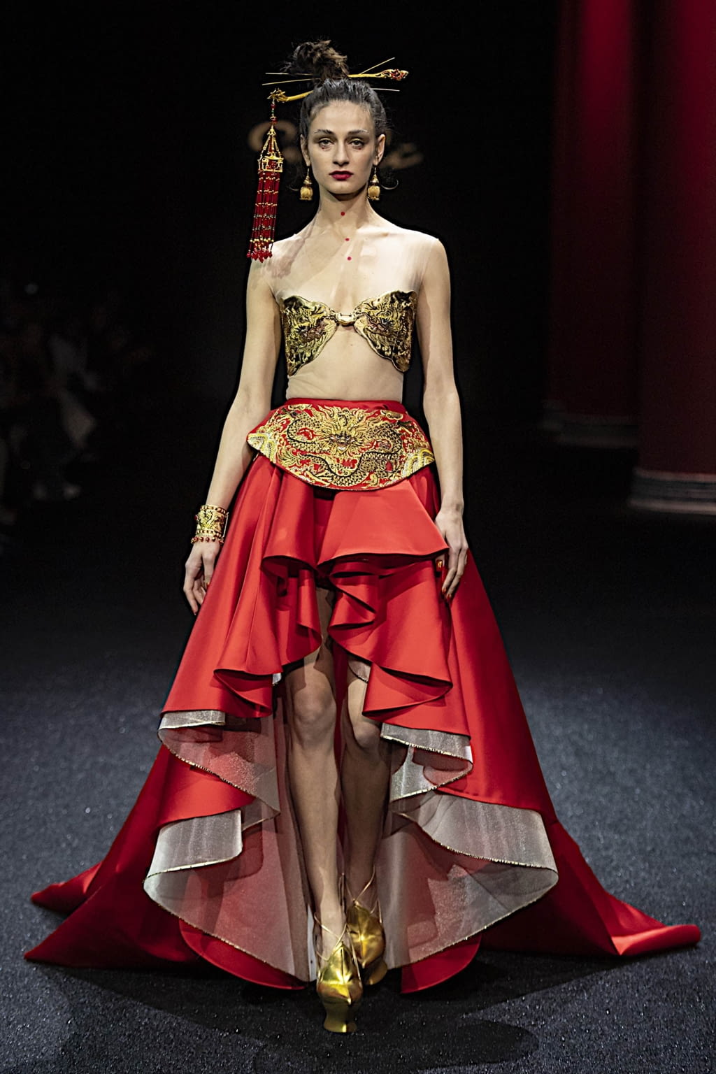 Fashion Week Paris Spring/Summer 2019 look 1 de la collection Guo Pei couture