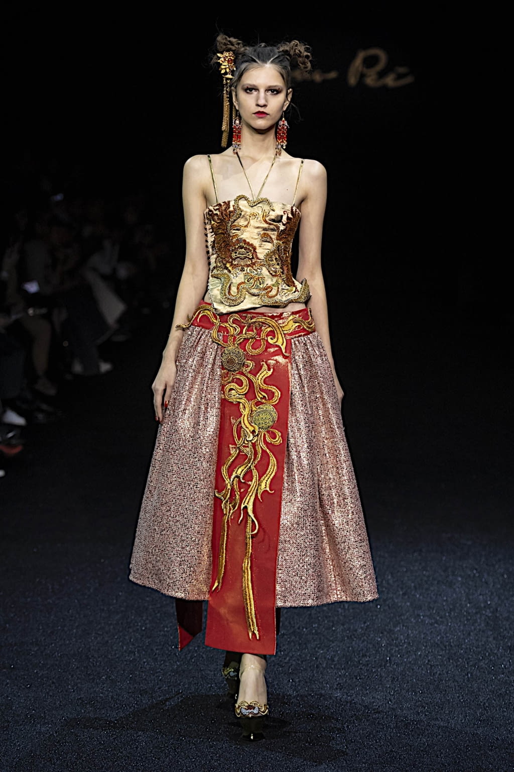 Fashion Week Paris Spring/Summer 2019 look 2 from the Guo Pei collection couture