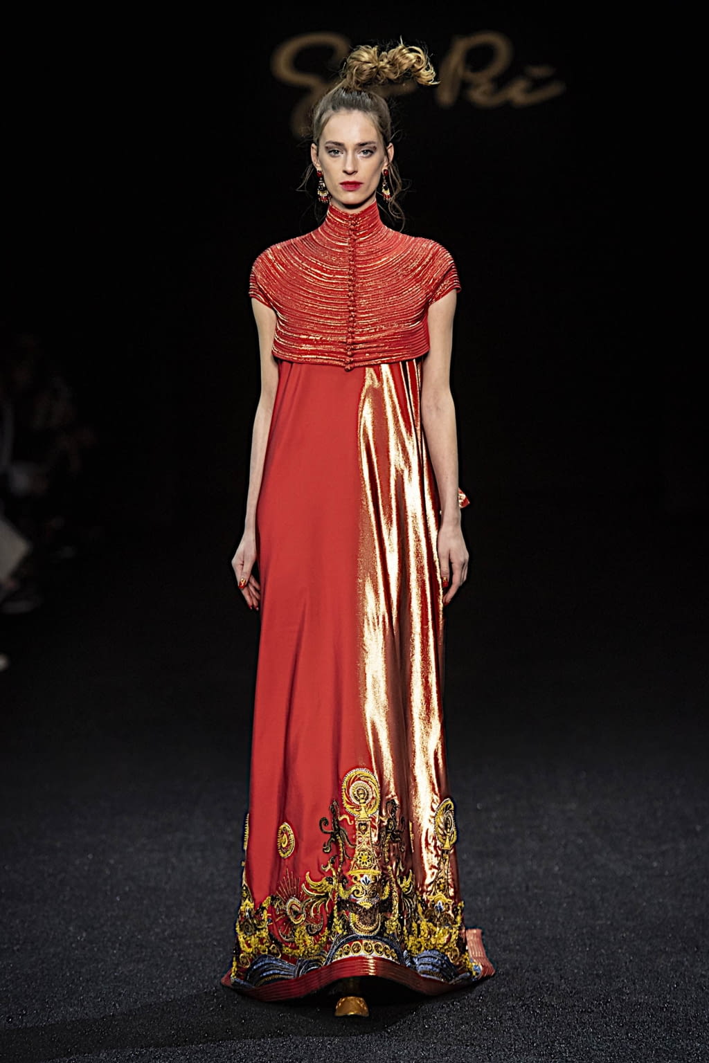 Fashion Week Paris Spring/Summer 2019 look 4 from the Guo Pei collection 高级定制