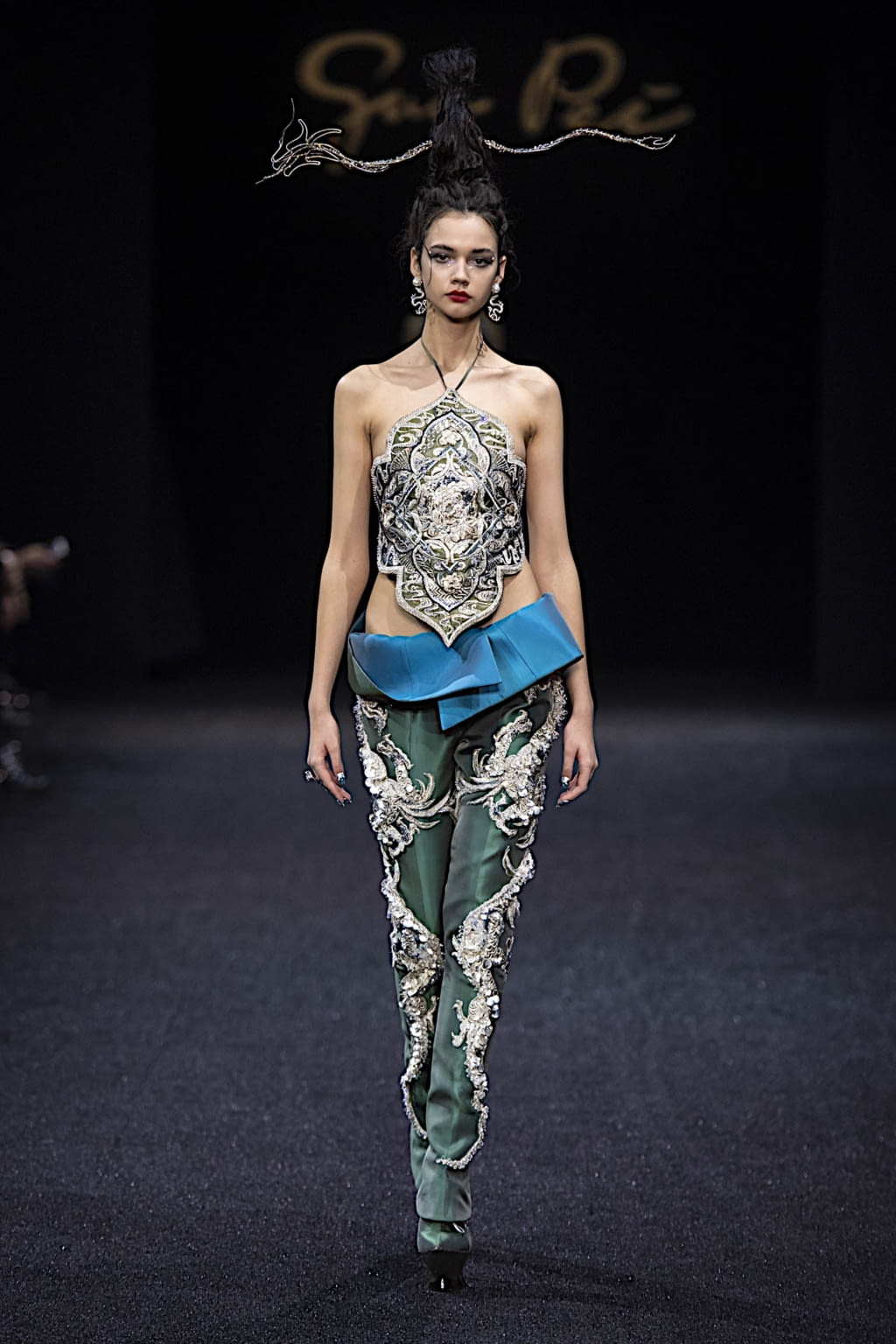Fashion Week Paris Spring/Summer 2019 look 6 from the Guo Pei collection couture