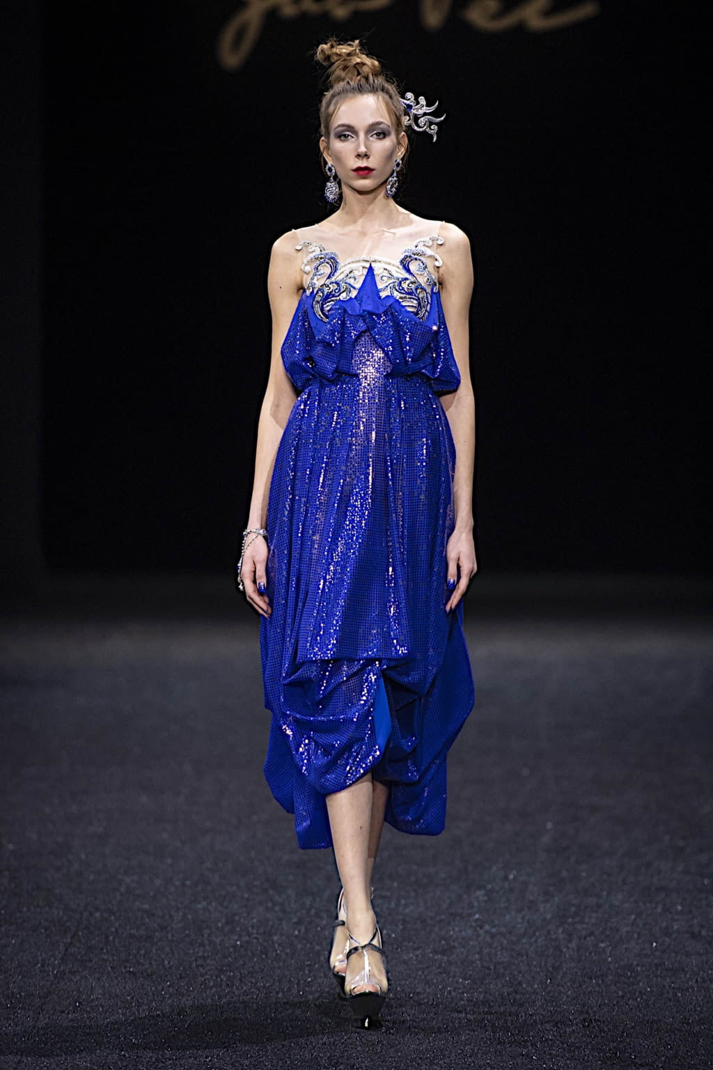 Fashion Week Paris Spring/Summer 2019 look 7 de la collection Guo Pei couture