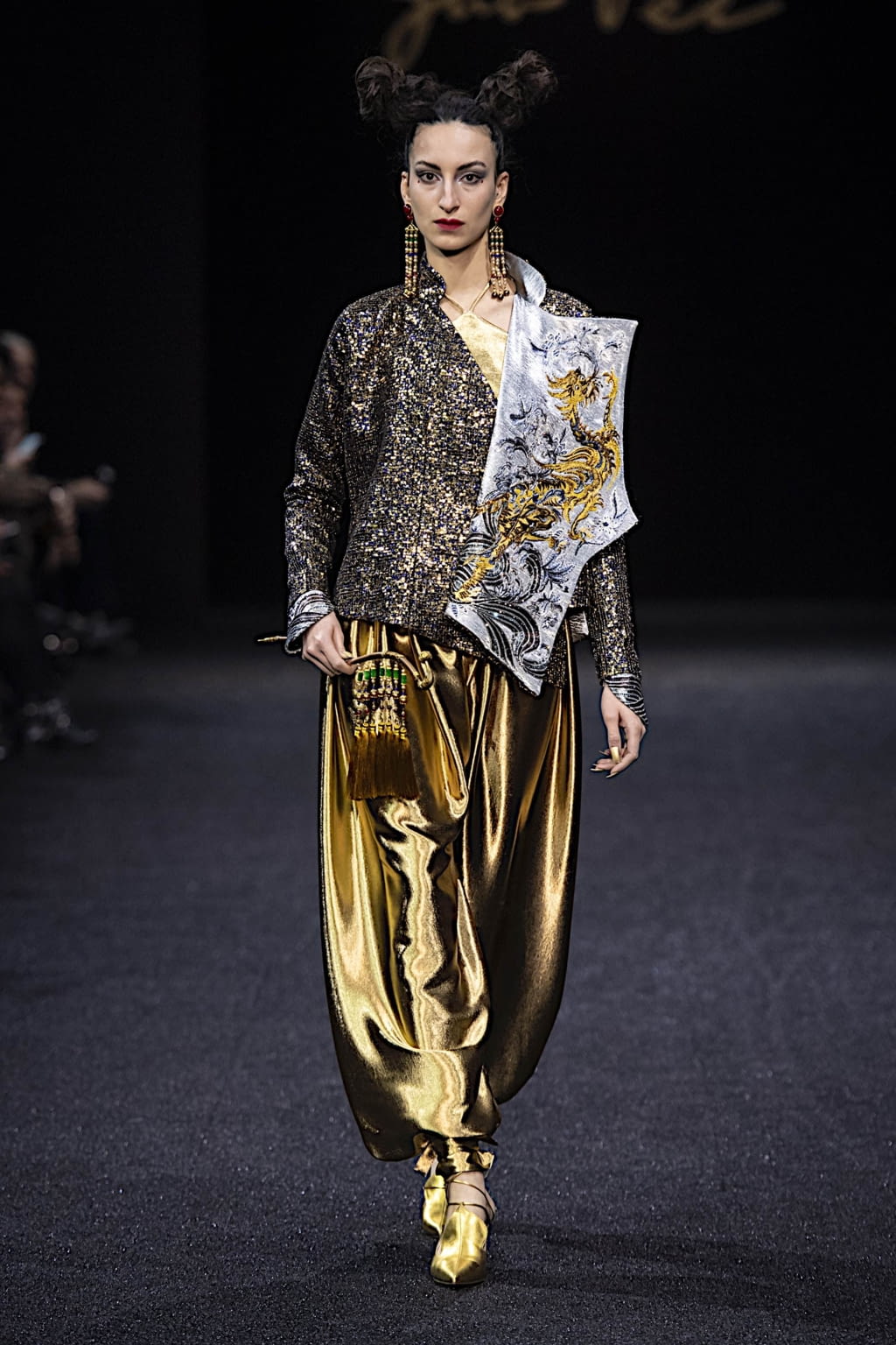 Fashion Week Paris Spring/Summer 2019 look 9 from the Guo Pei collection 高级定制
