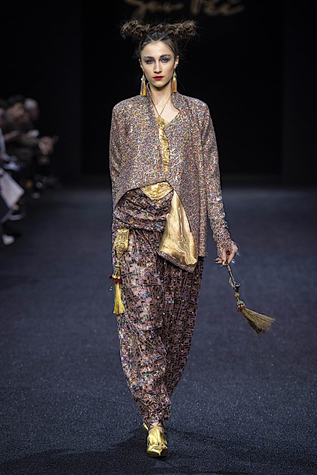 Fashion Week Paris Spring/Summer 2019 look 12 from the Guo Pei collection 高级定制