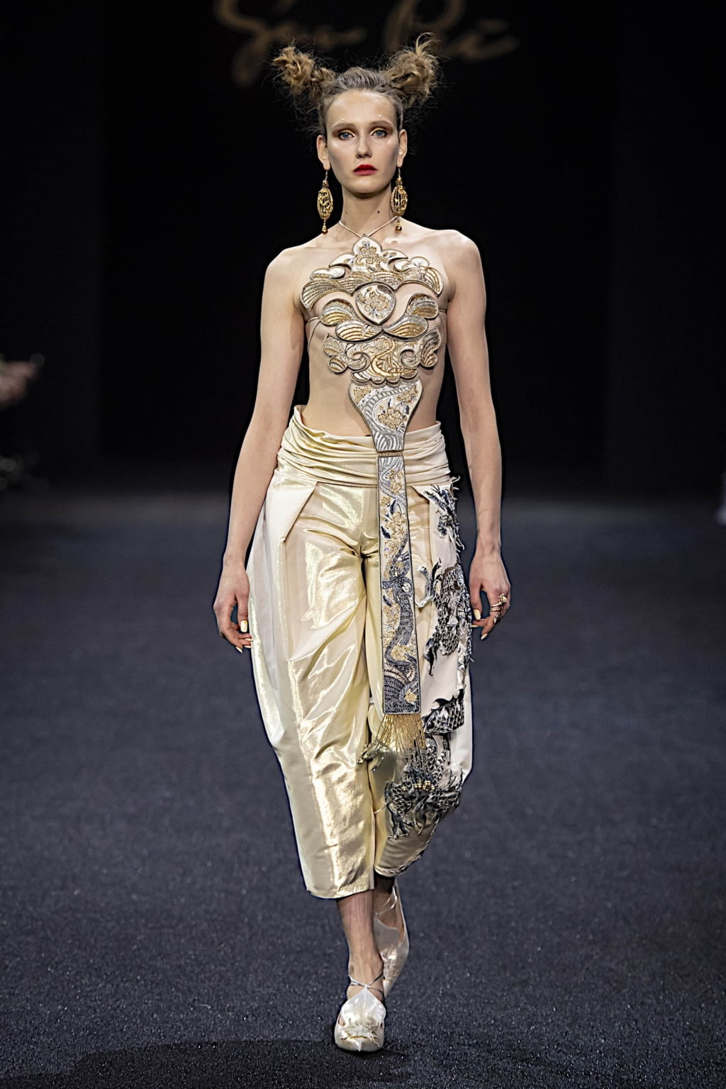 Fashion Week Paris Spring/Summer 2019 look 15 de la collection Guo Pei couture