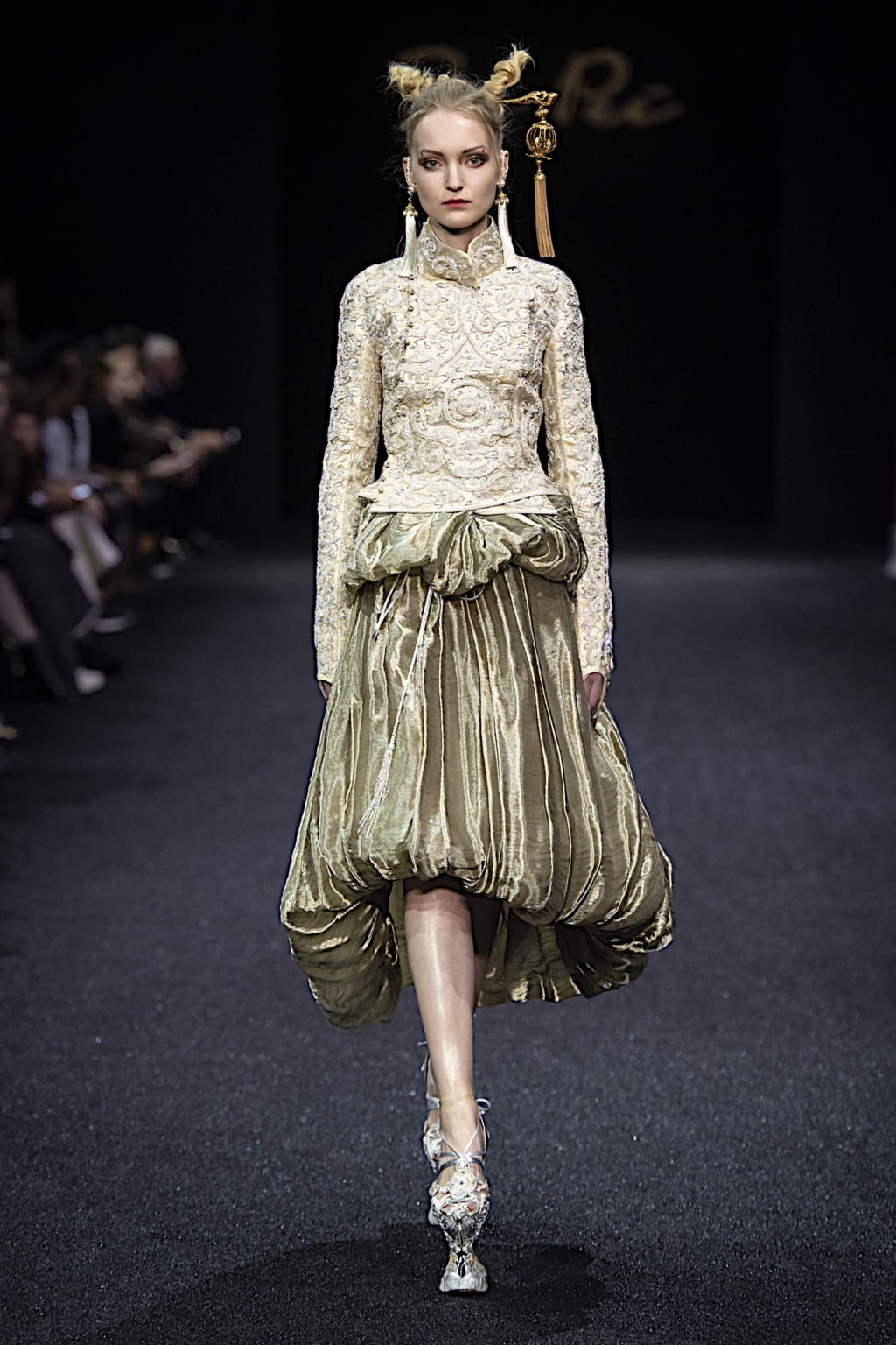 Fashion Week Paris Spring/Summer 2019 look 16 from the Guo Pei collection 高级定制