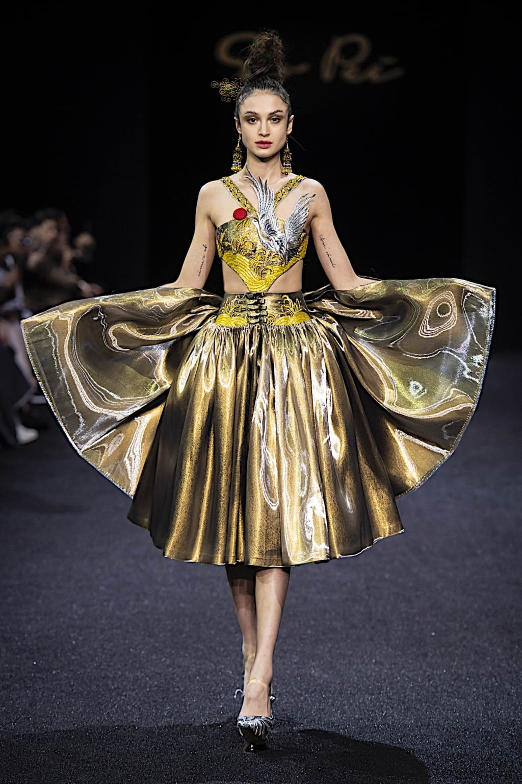 Fashion Week Paris Spring/Summer 2019 look 18 de la collection Guo Pei couture