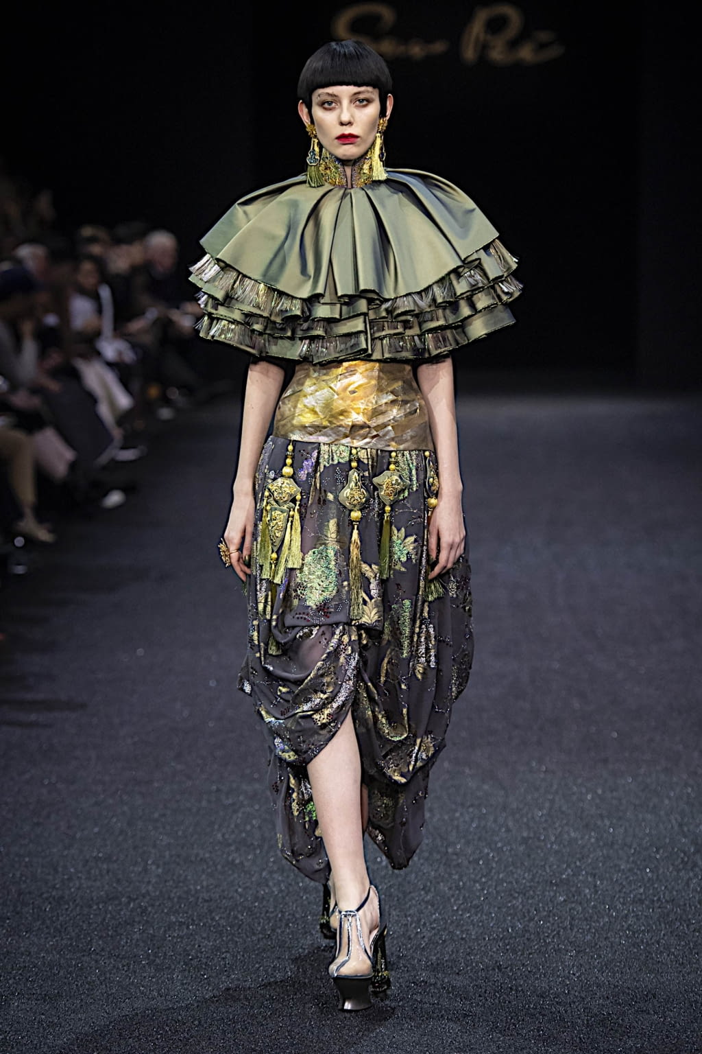 Fashion Week Paris Spring/Summer 2019 look 19 from the Guo Pei collection 高级定制