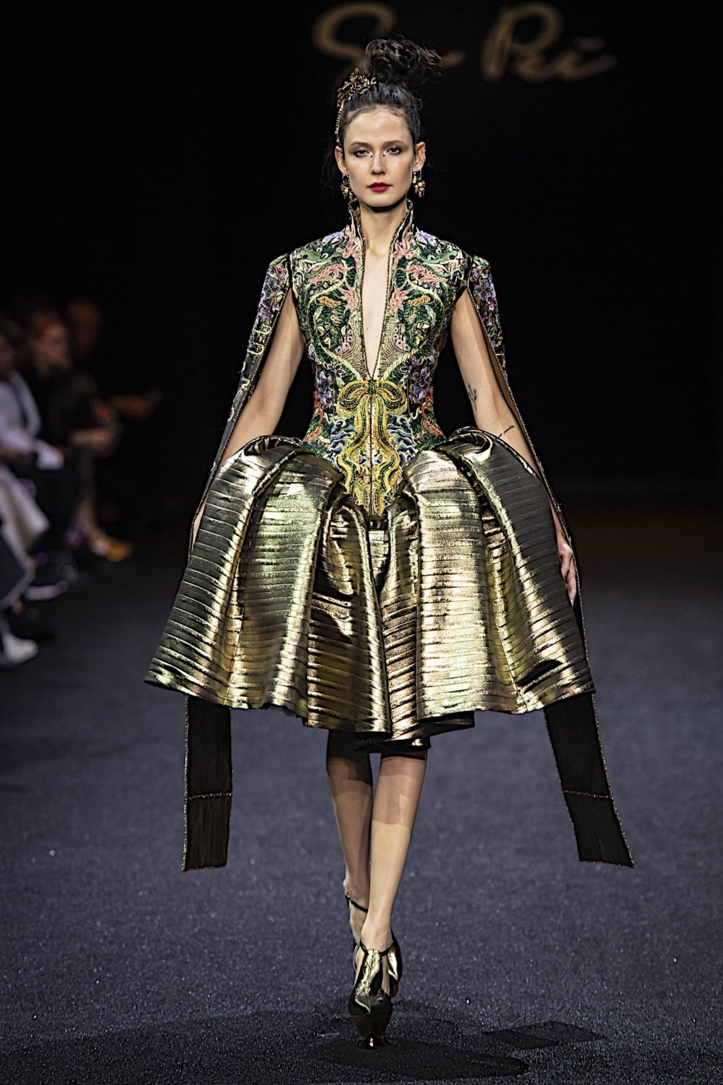 Fashion Week Paris Spring/Summer 2019 look 22 from the Guo Pei collection 高级定制