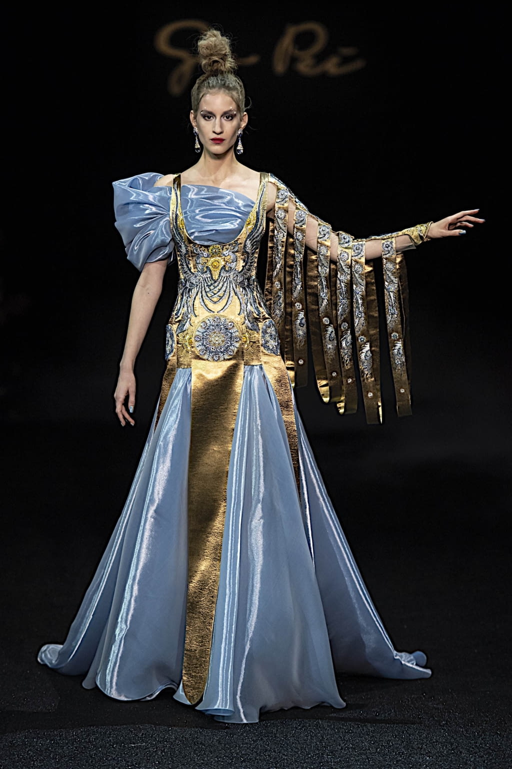 Fashion Week Paris Spring/Summer 2019 look 23 from the Guo Pei collection couture