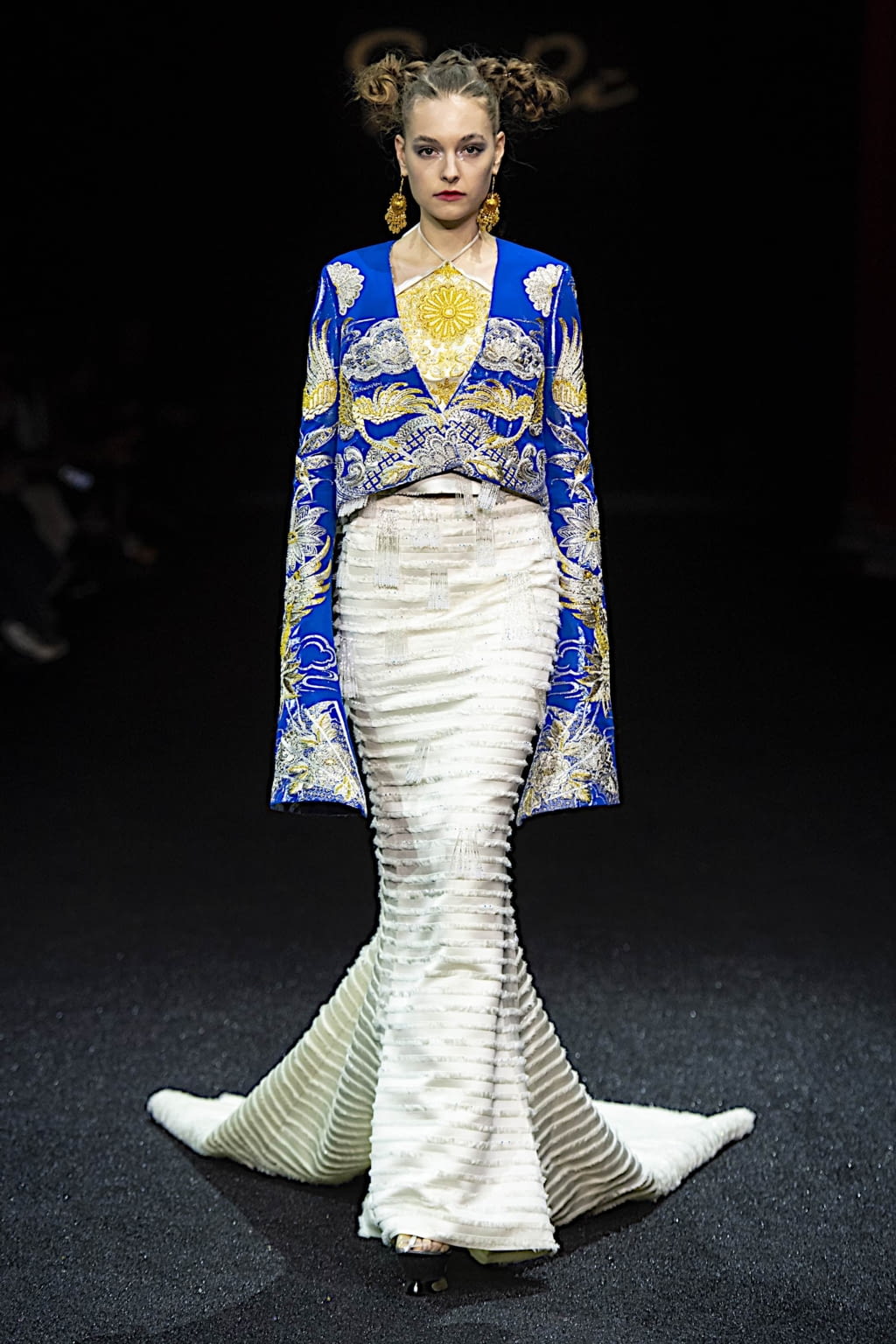 Fashion Week Paris Spring/Summer 2019 look 25 from the Guo Pei collection 高级定制