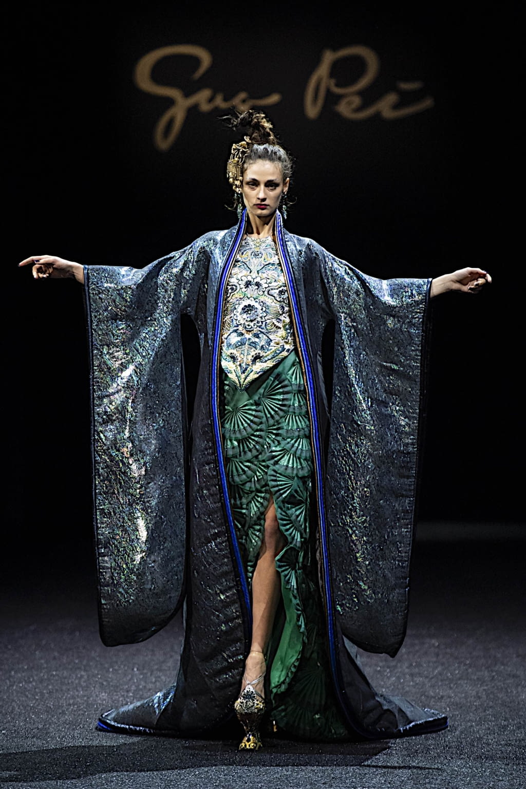 Fashion Week Paris Spring/Summer 2019 look 30 de la collection Guo Pei couture