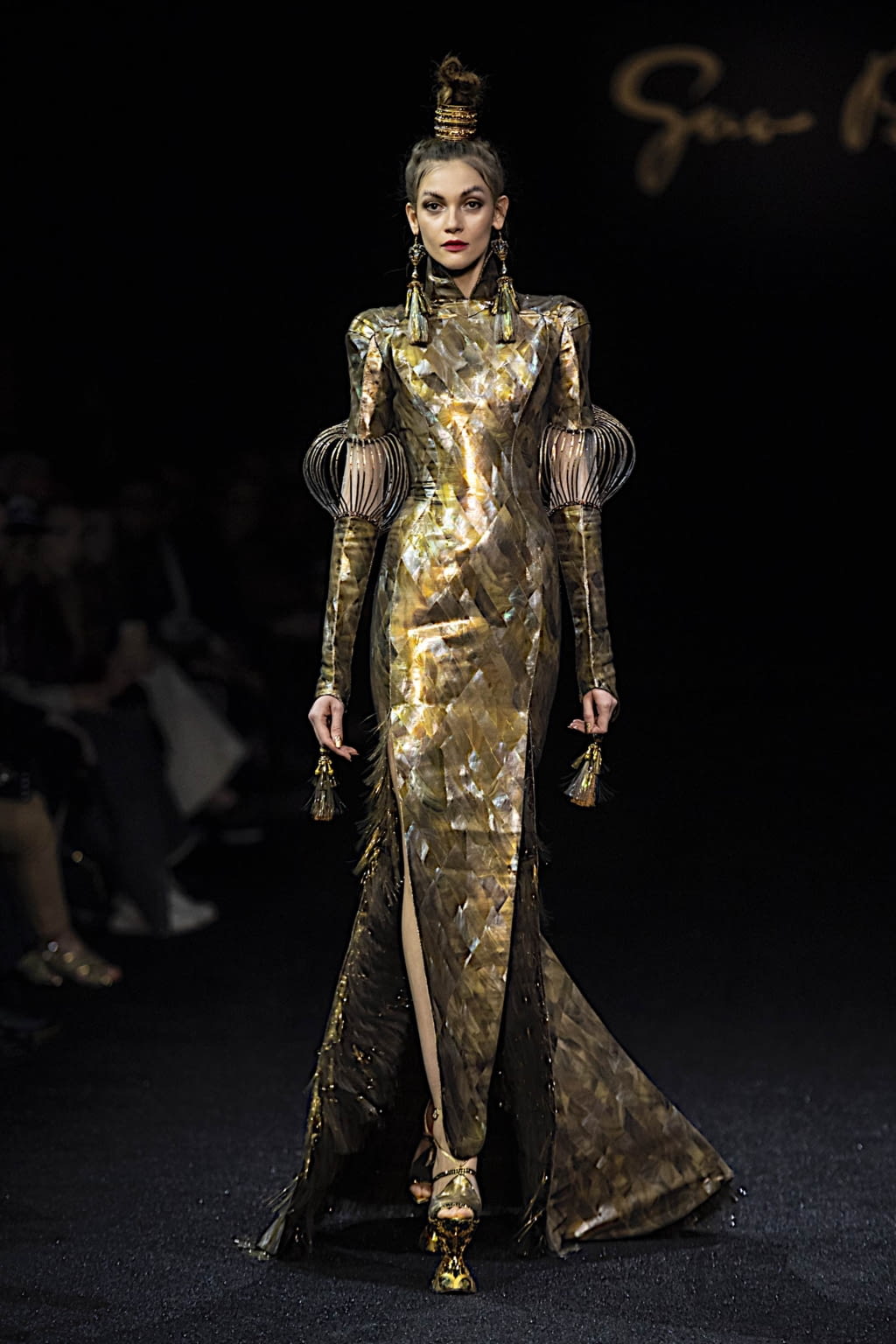 Fashion Week Paris Spring/Summer 2019 look 29 from the Guo Pei collection 高级定制