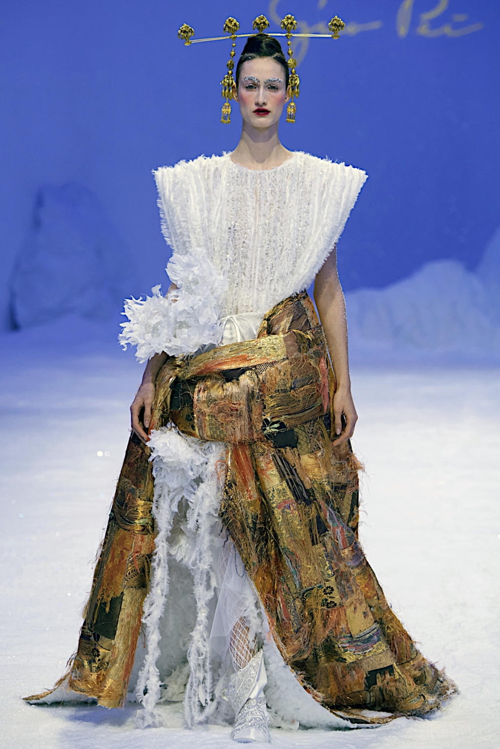 Fashion Week Paris Spring/Summer 2020 look 15 from the Guo Pei collection couture