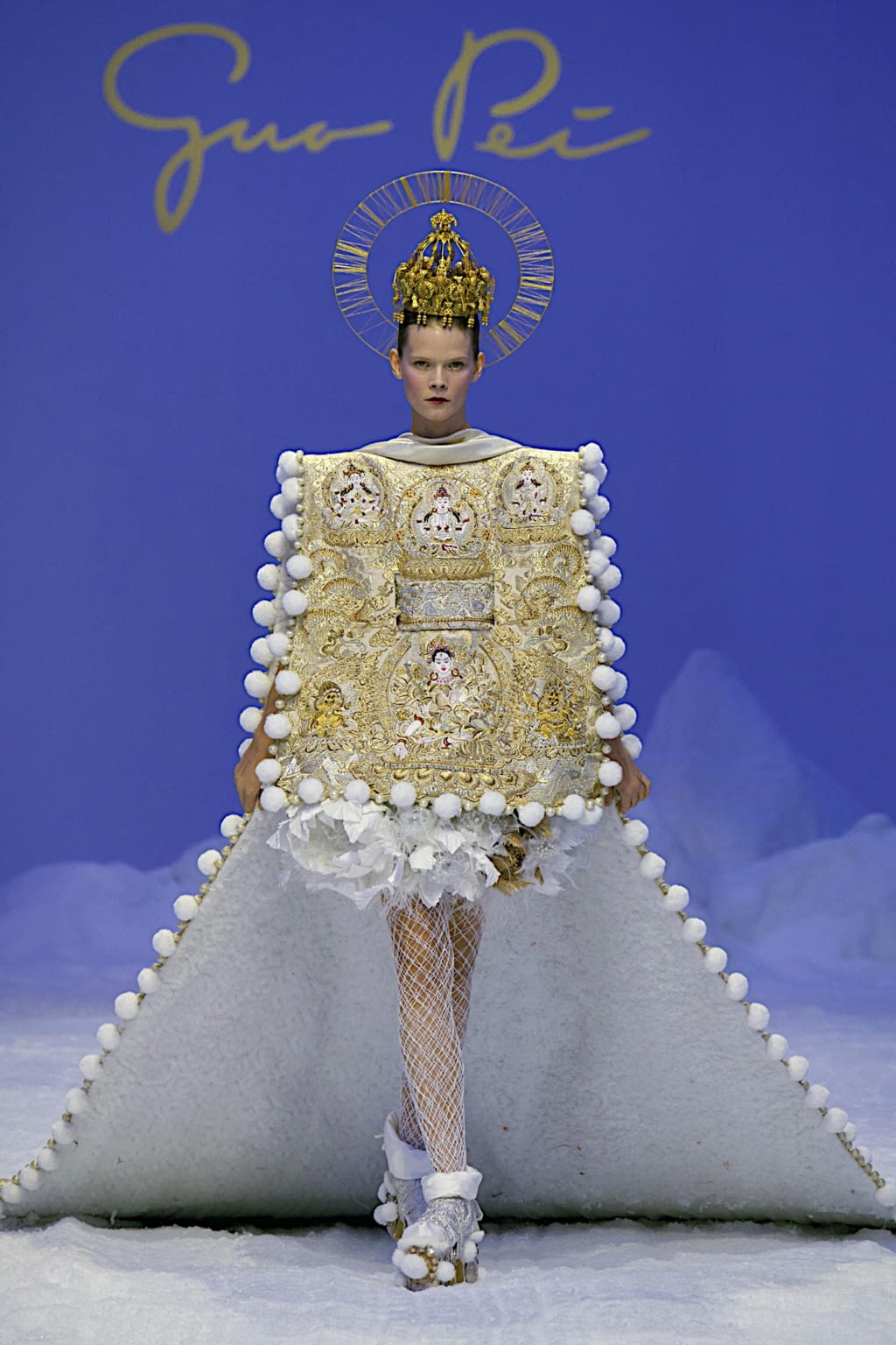 Fashion Week Paris Spring/Summer 2020 look 22 from the Guo Pei collection 高级定制