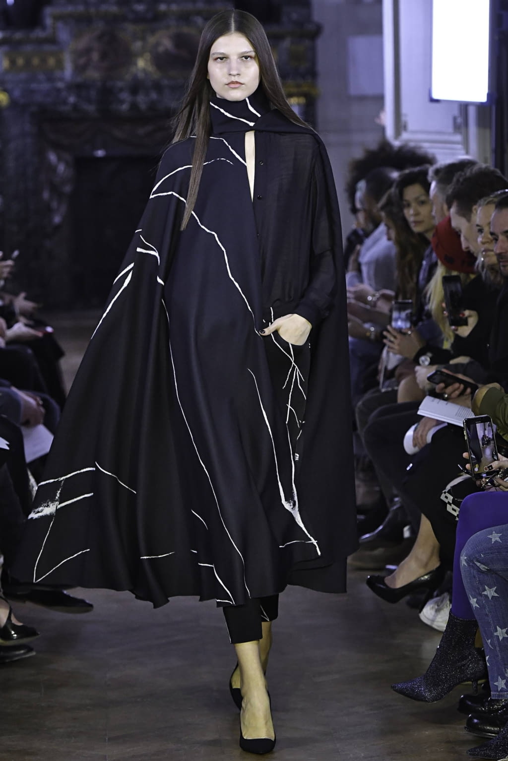 Fashion Week Paris Fall/Winter 2019 look 2 de la collection Guy Laroche womenswear
