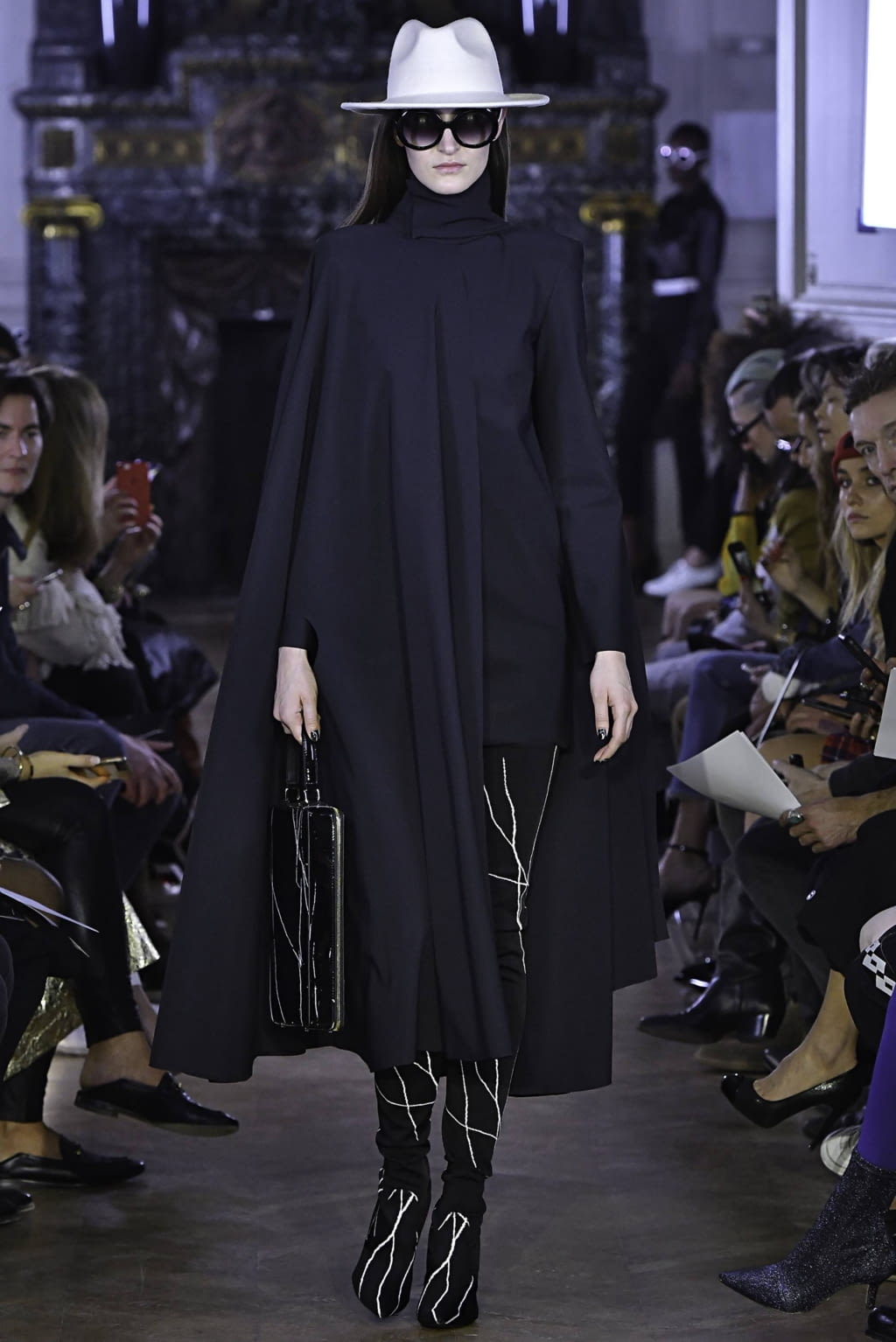 Fashion Week Paris Fall/Winter 2019 look 11 de la collection Guy Laroche womenswear