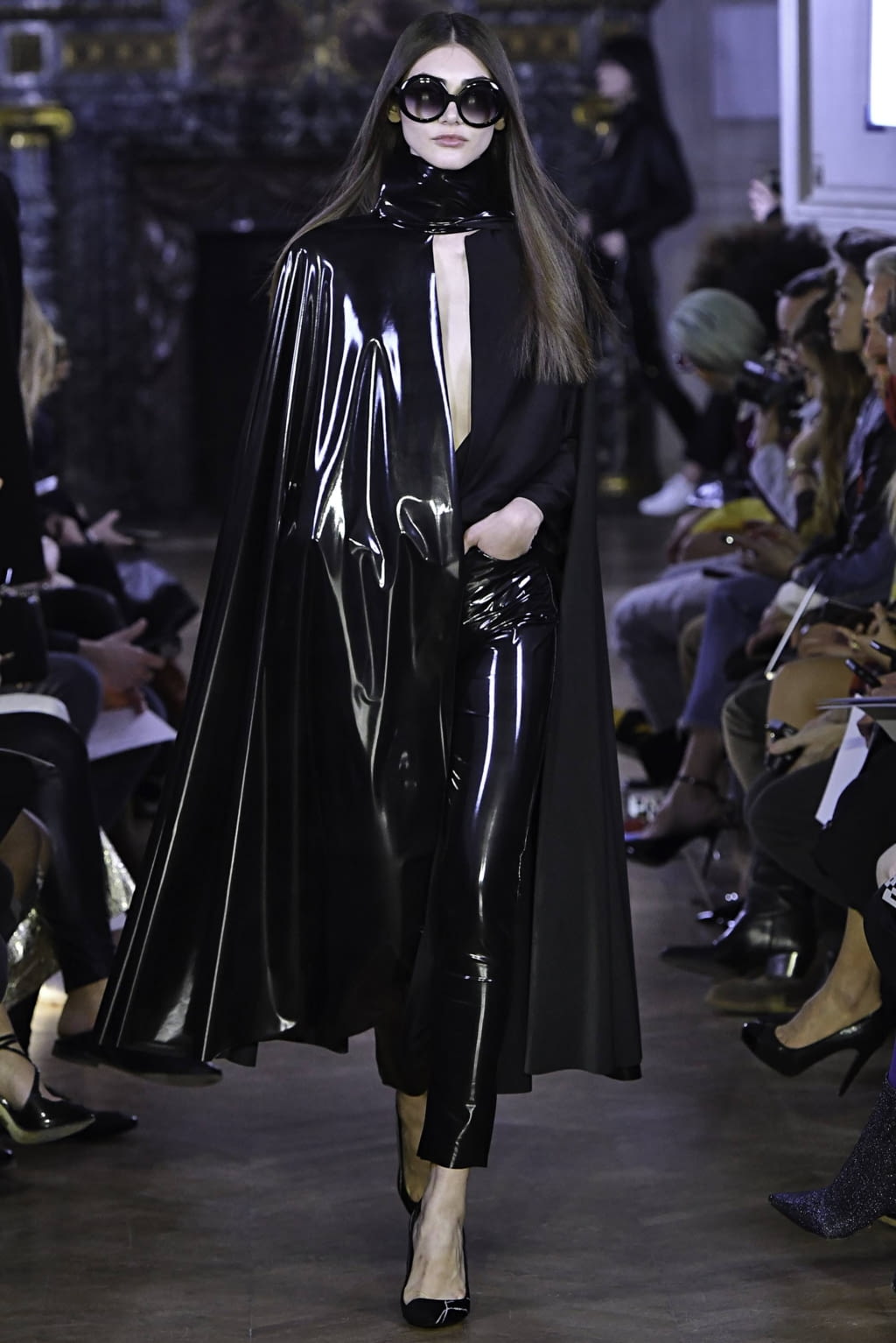 Fashion Week Paris Fall/Winter 2019 look 17 from the Guy Laroche collection womenswear