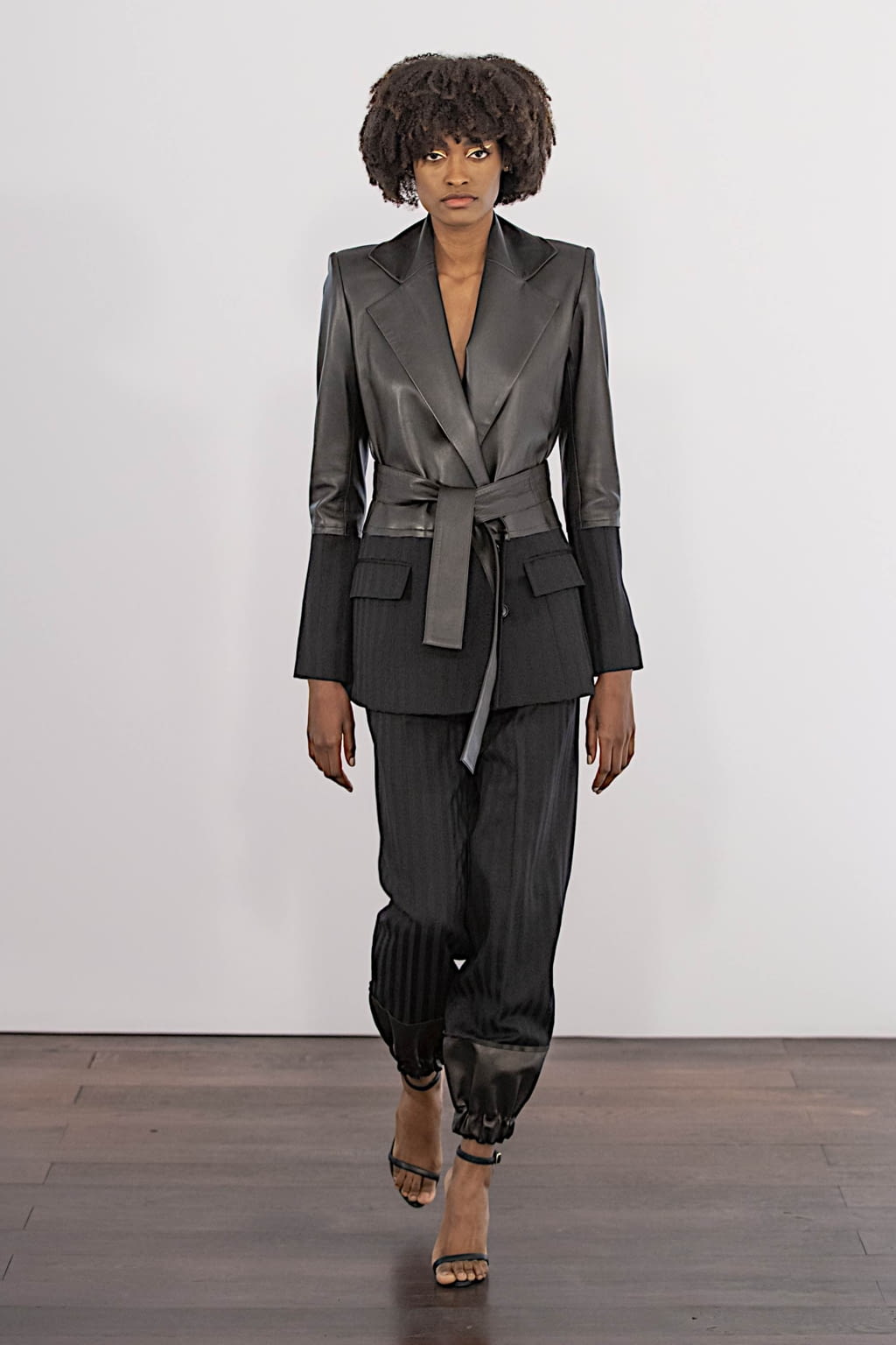 Fashion Week Paris Fall/Winter 2020 look 1 from the Guy Laroche collection 女装