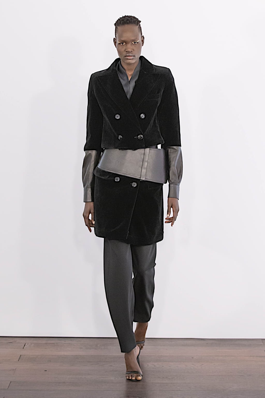 Fashion Week Paris Fall/Winter 2020 look 3 from the Guy Laroche collection womenswear