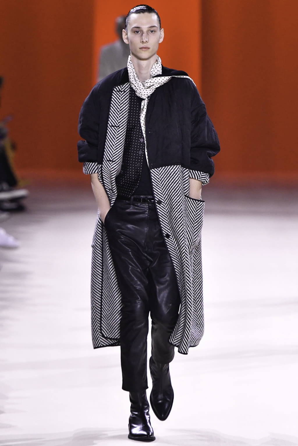 Fashion Week Paris Fall/Winter 2019 look 13 from the Haider Ackermann collection 女装
