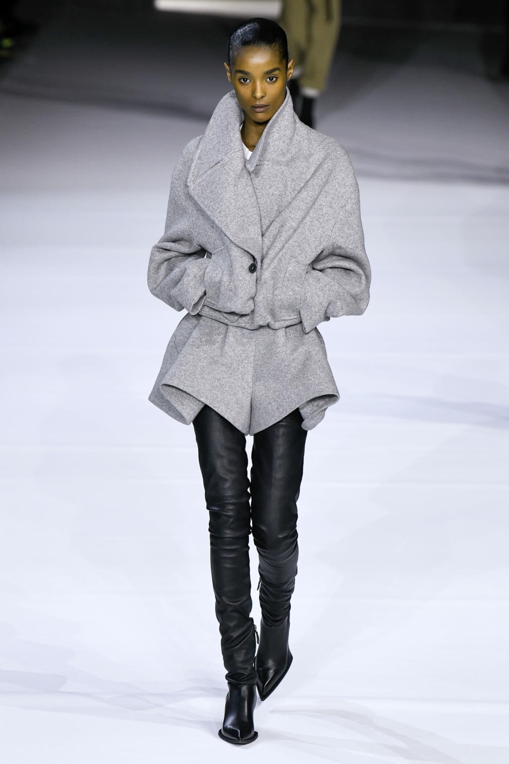 Fashion Week Paris Fall/Winter 2020 look 6 from the Haider Ackermann collection 女装