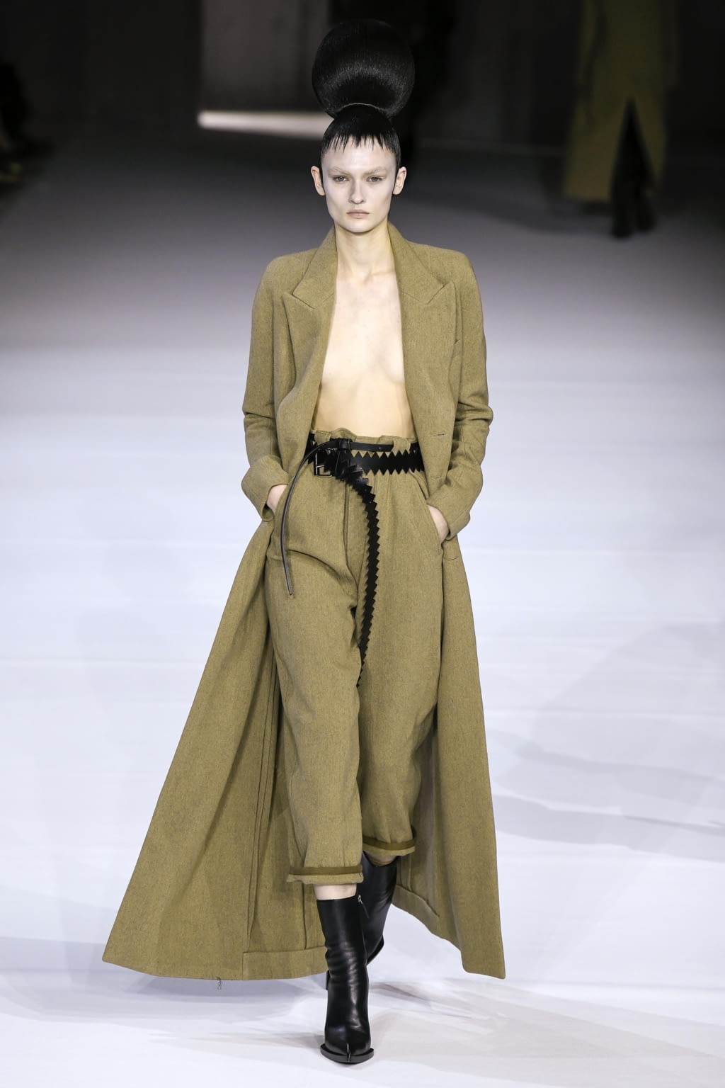 Fashion Week Paris Fall/Winter 2020 look 10 from the Haider Ackermann collection 女装