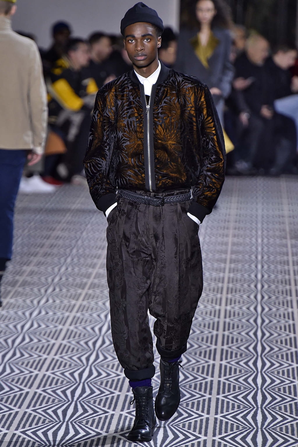 Fashion Week Paris Fall/Winter 2018 look 13 from the Haider Ackermann collection 男装