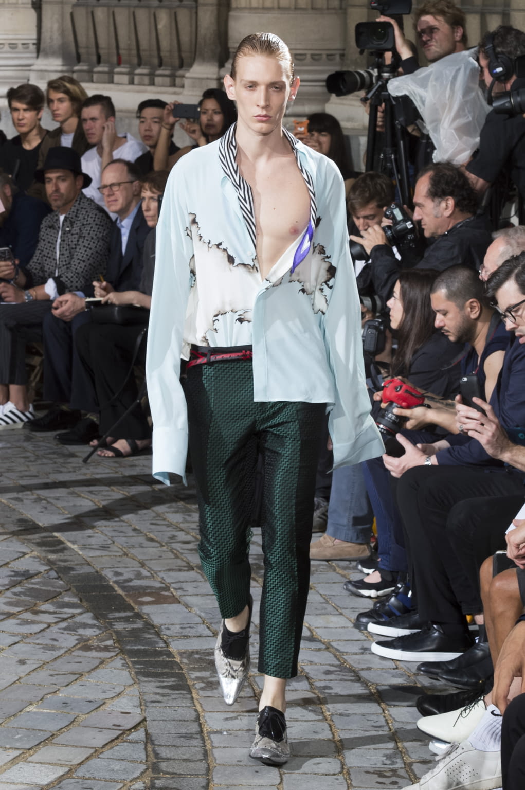 Fashion Week Paris Spring/Summer 2017 look 18 from the Haider Ackermann collection 男装