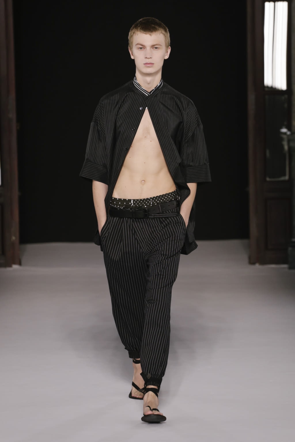 Fashion Week Paris Spring/Summer 2018 look 2 de la collection Haider Ackermann menswear