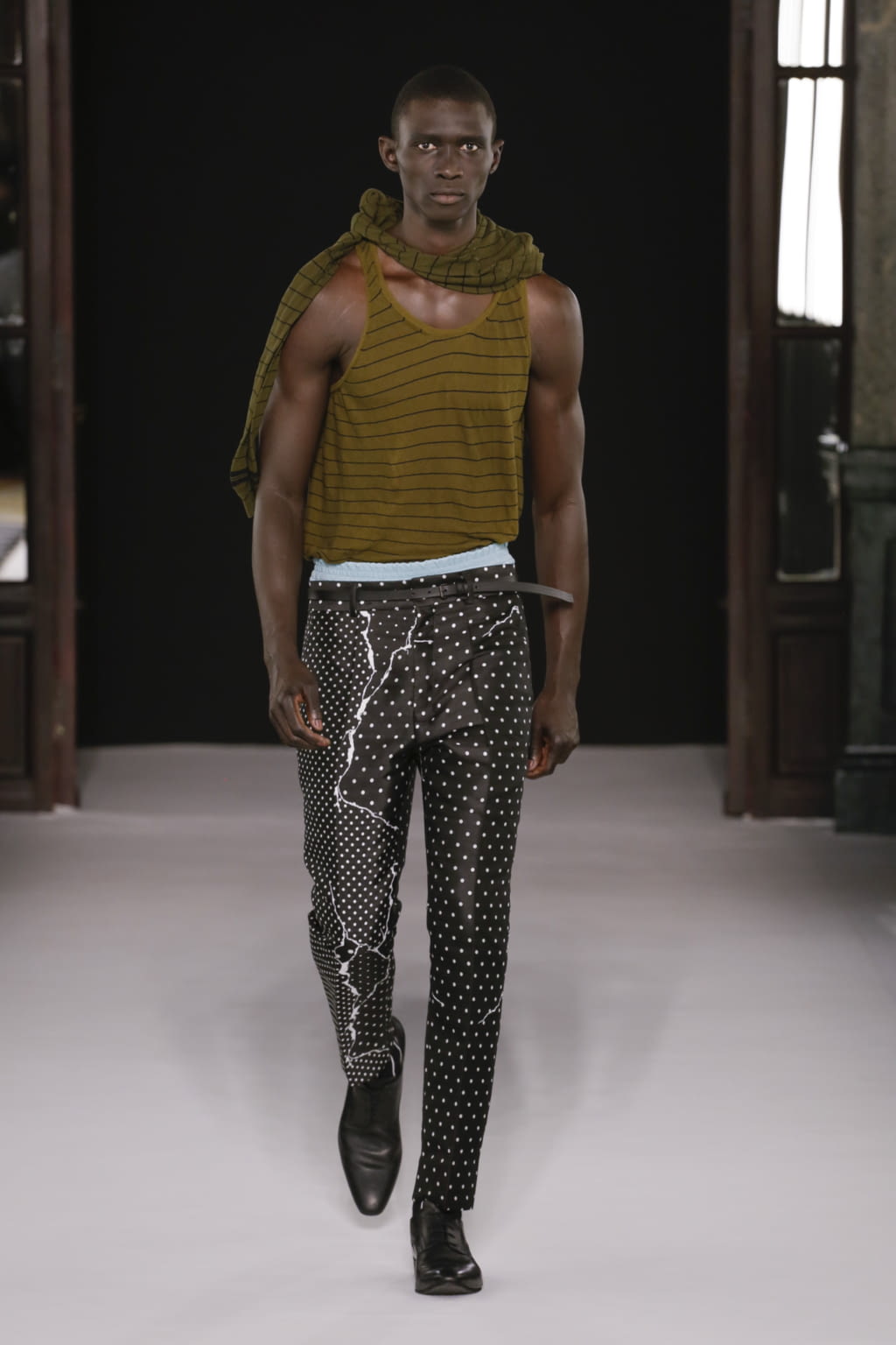 Fashion Week Paris Spring/Summer 2018 look 23 from the Haider Ackermann collection 男装