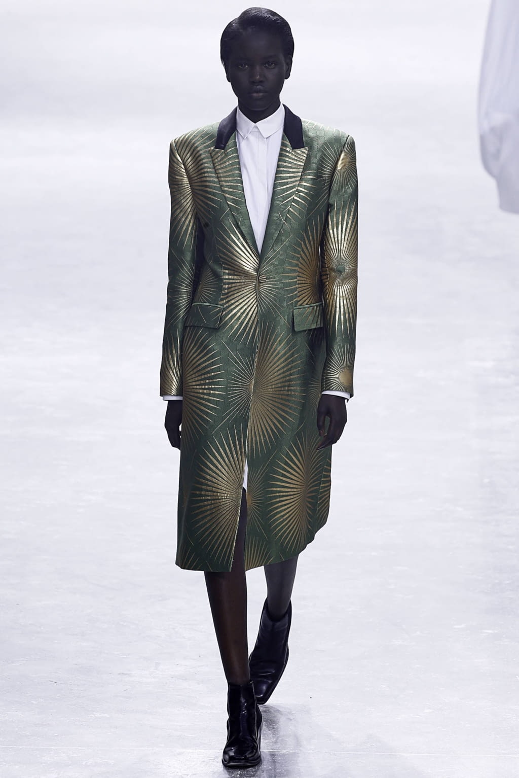 Fashion Week Paris Spring/Summer 2019 look 22 from the Haider Ackermann collection 女装
