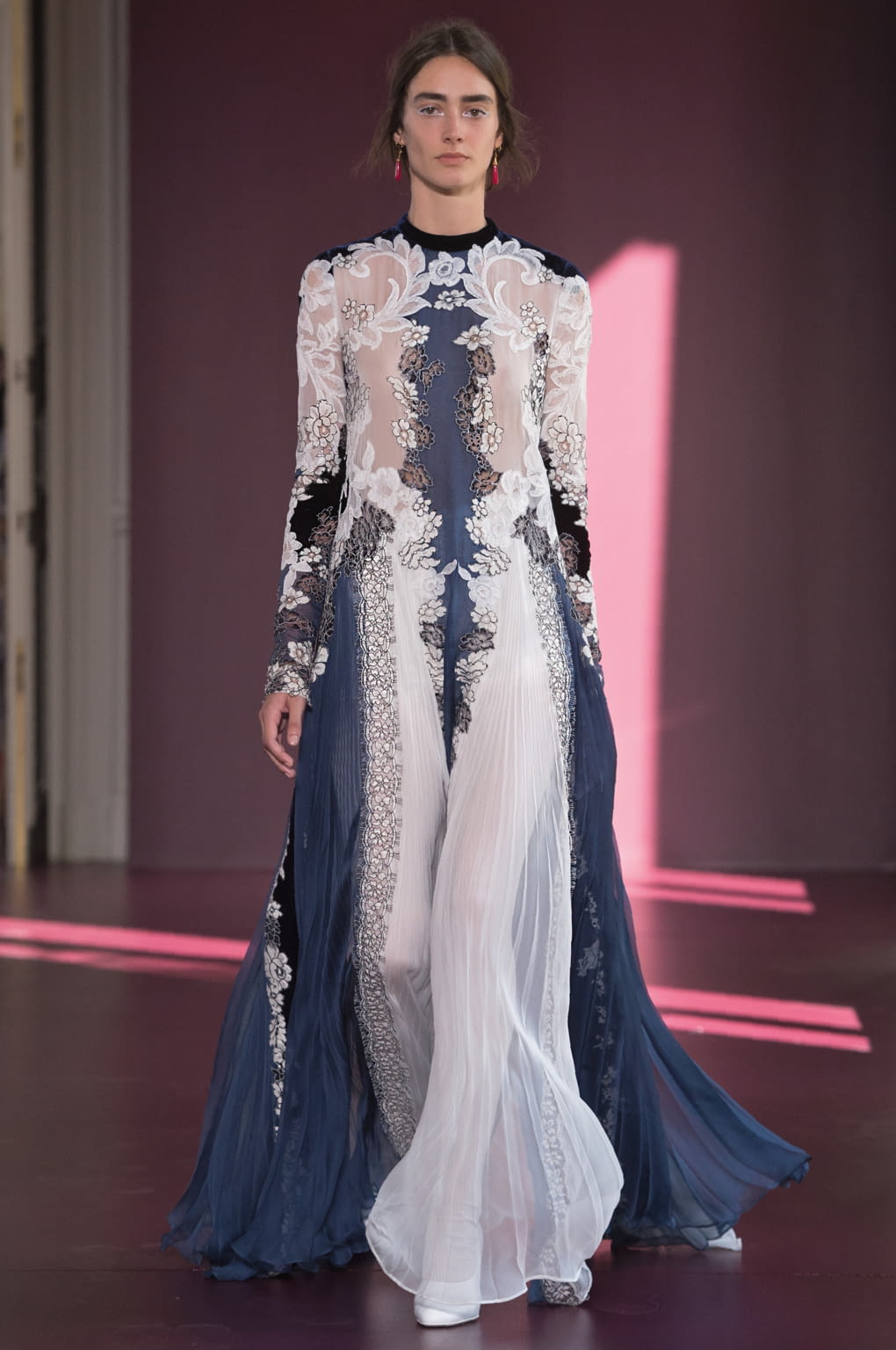 Fashion Week Paris Fall/Winter 2017 look 19 from the Valentino collection couture