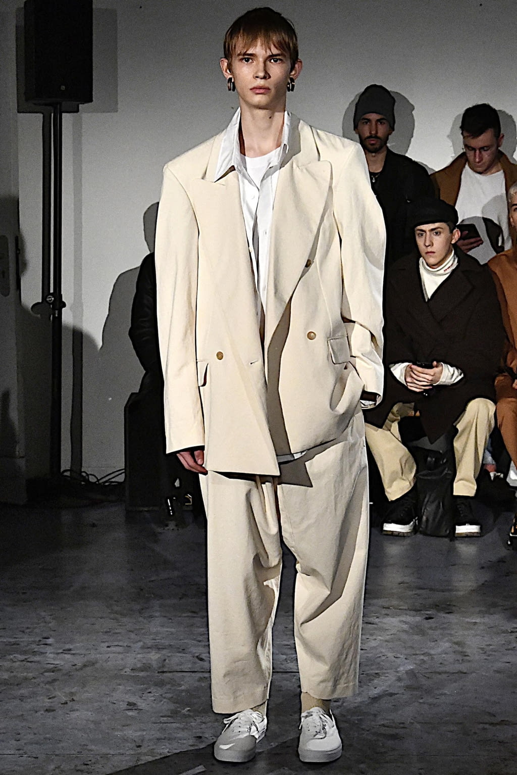 Fashion Week Paris Fall/Winter 2019 look 2 from the Hed Mayner collection 男装
