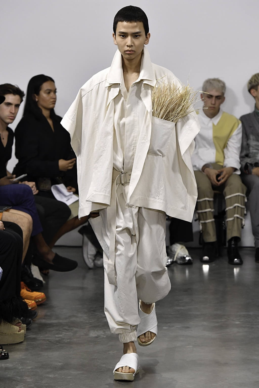 Fashion Week Paris Spring/Summer 2020 look 7 from the Hed Mayner collection 男装