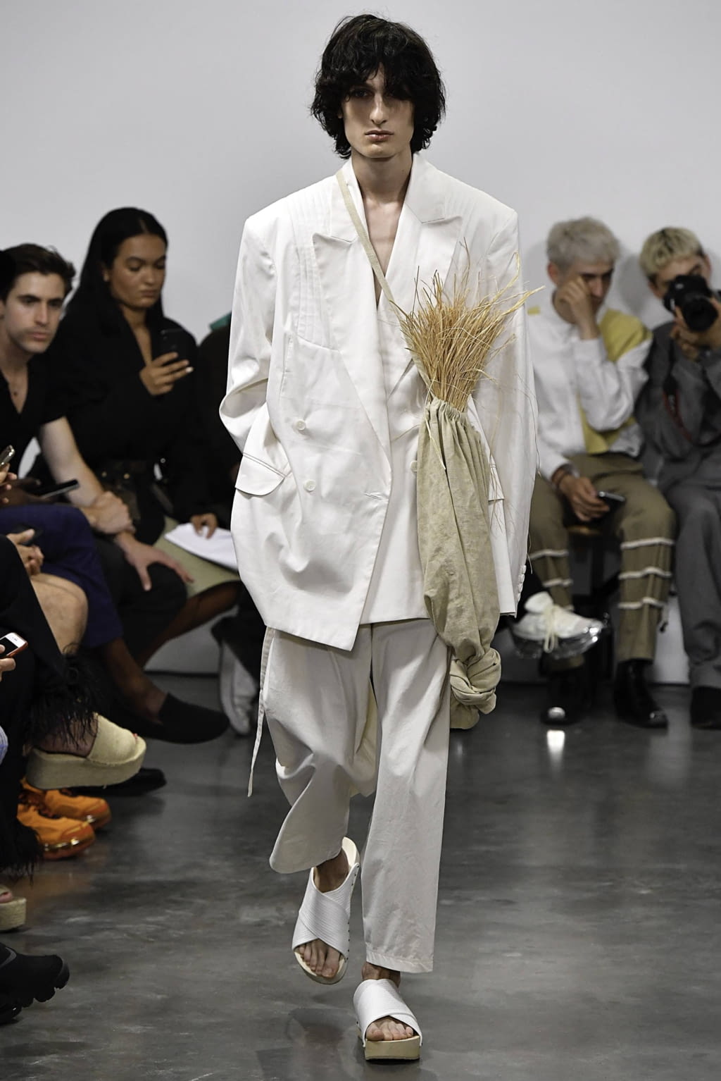 Fashion Week Paris Spring/Summer 2020 look 22 from the Hed Mayner collection 男装